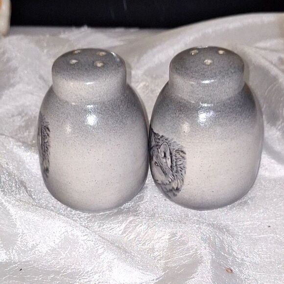 Native Gray Wolves Salt & Pepper Shakers Ceramic Pottery Kitchen Utensil - Picture 5 of 13